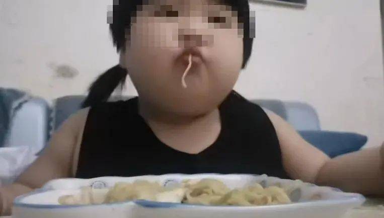 哪三类食物吃了影响孩子生长发育,孩子不能吃的9种食物易导致早熟