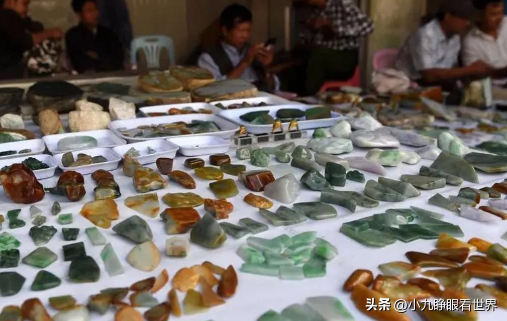 云南旅游一女的买石头,云南旅游必买石头