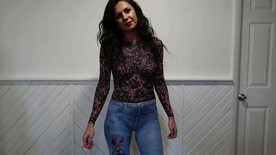 美女们一丝不挂就出门了，竟无人看出这是画的，网友：行为艺术吧