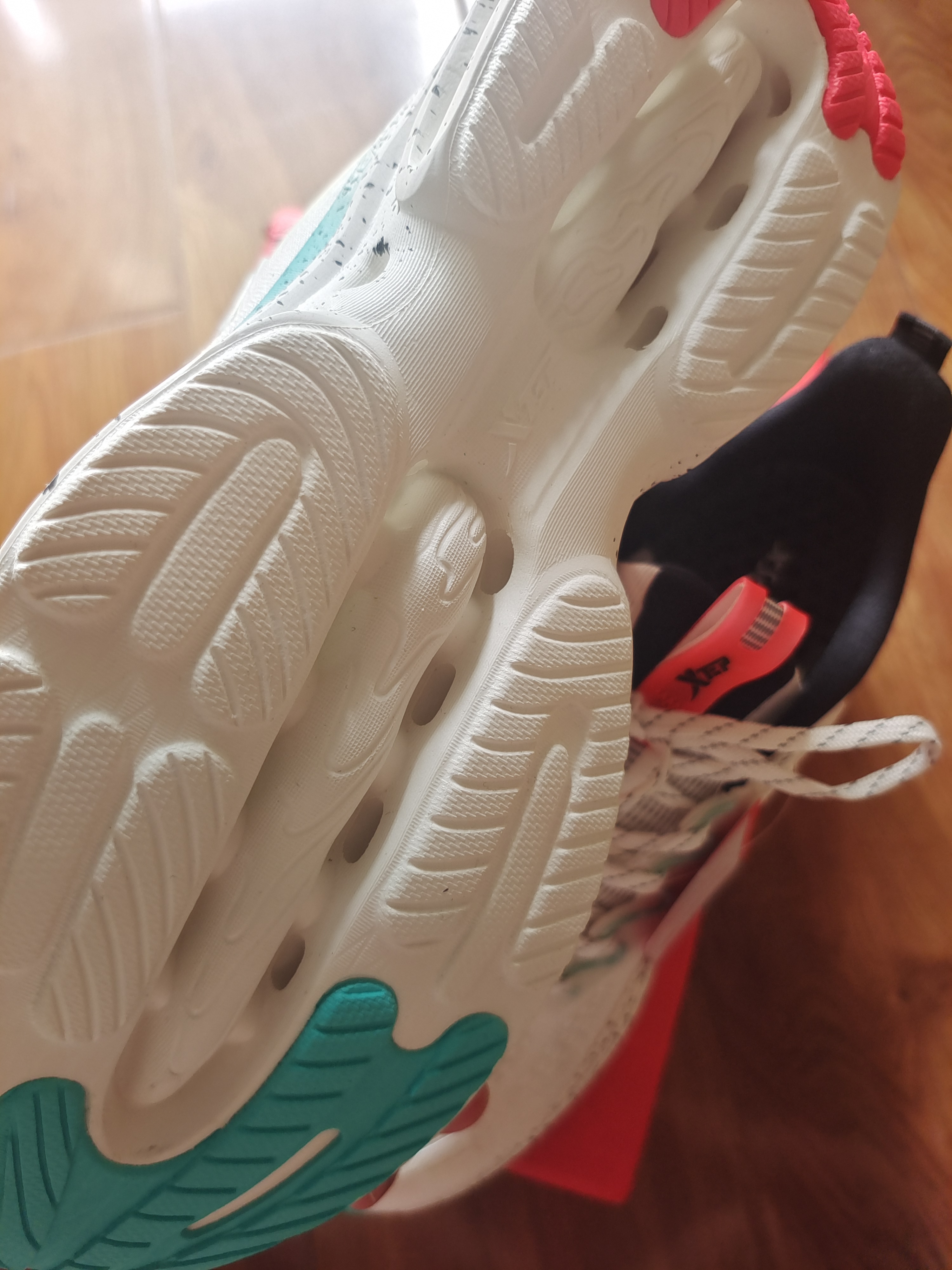 特步也崛起了！减震旋跑鞋来袭，9年结构缓震，成就夏日通勤佳品