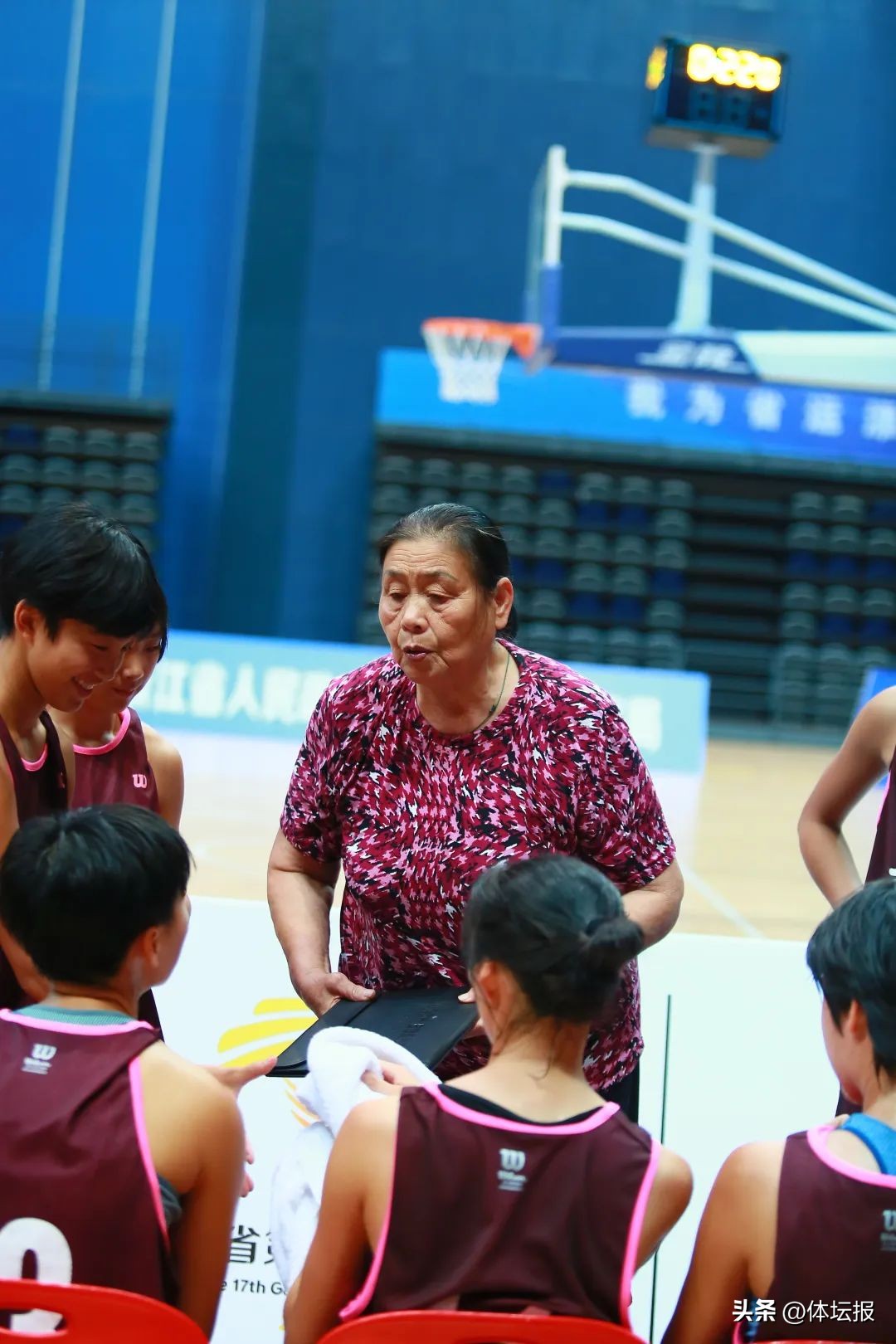 74岁“长脚”奶奶带“娃娃兵”上场，夺银的台州女篮值得响亮掌声