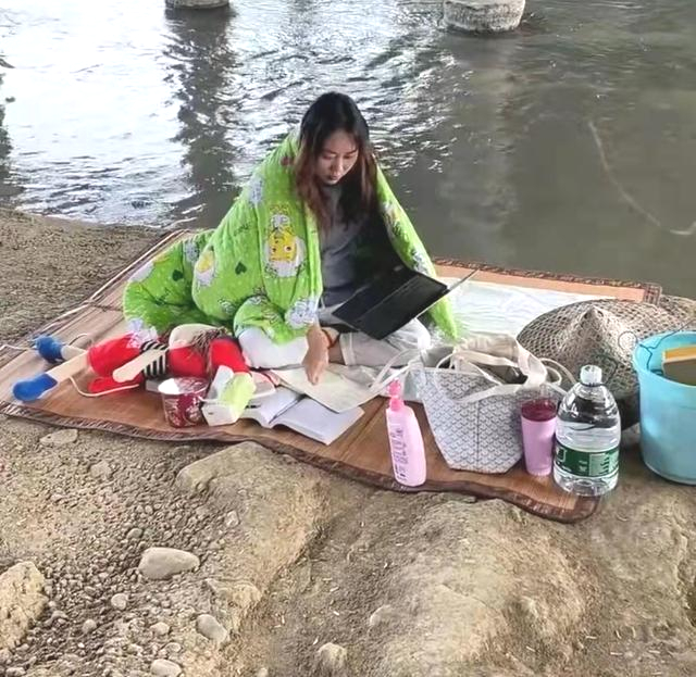因创业失败，女大学生携带铺盖和电脑住在桥底，寒风中只穿着睡衣