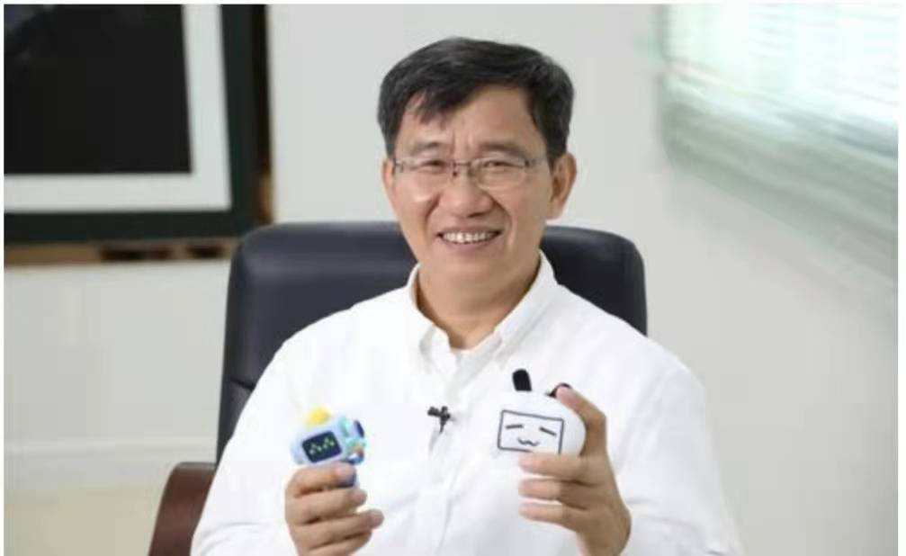 中国小伙制造大型无人机,江苏大叔制造仿生无人机