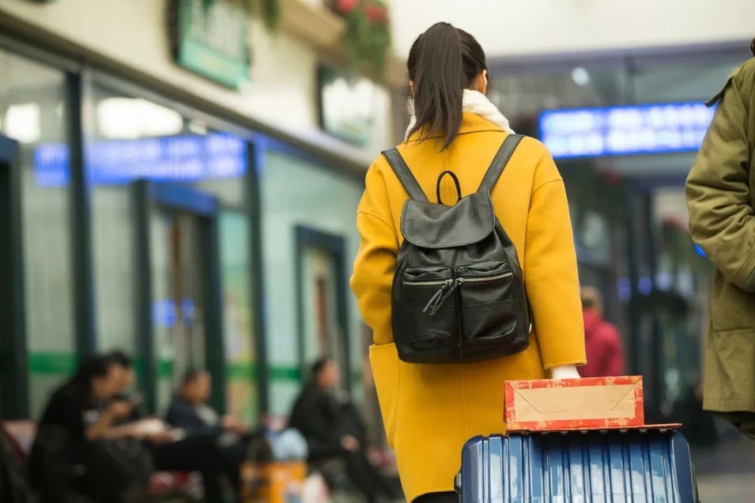 一边涨租，一边降薪，打工人逃离上海