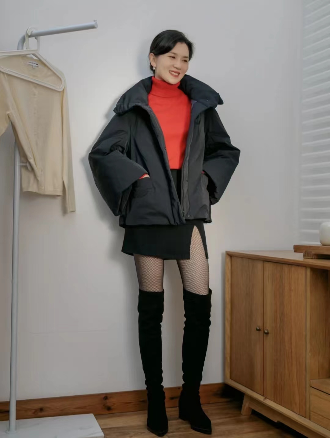 短款白色羽绒服的最佳搭配半身裙,羽绒服搭配哪些裙子才时髦