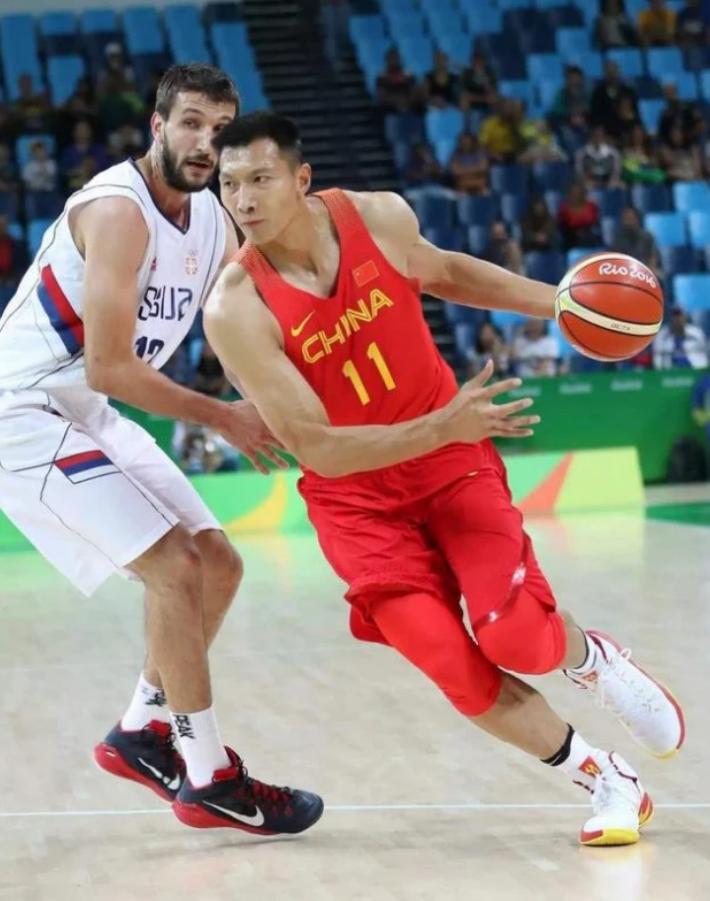 易建联娶巴西足球宝贝,易建联和荆灵爱情故事