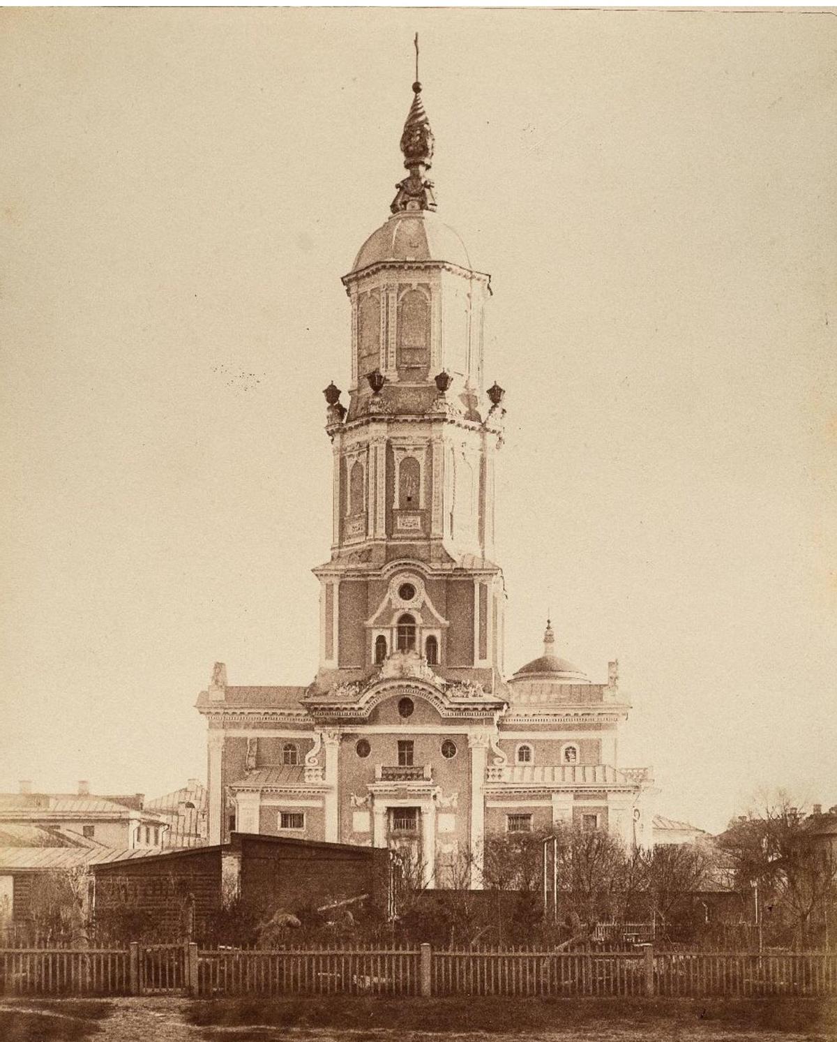 女子身着日本侵华军装露脸,女子穿日军军服拍照被抓