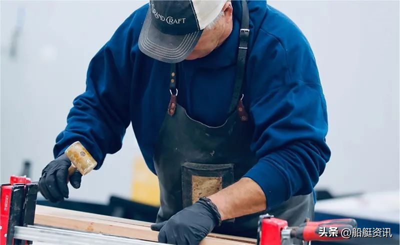 这家重生的造船商正在使用3d技术创造现代的红木经典游艇