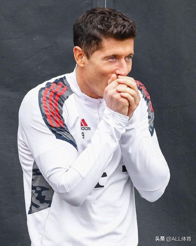 曝拜仁暂不出售莱万,曝莱万在巴萨可转会名单中