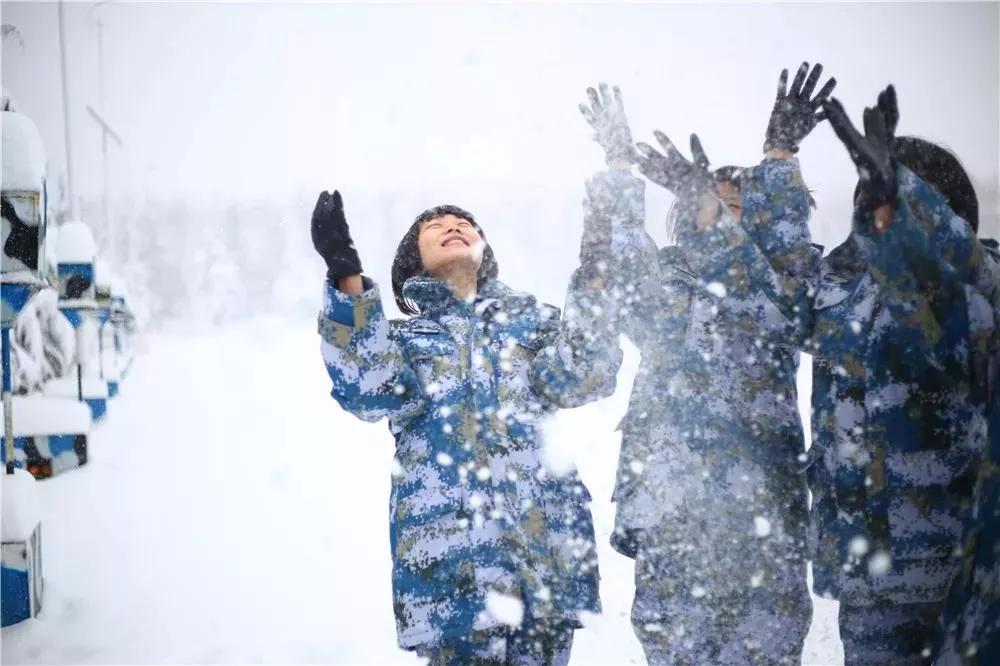 部队里打雪仗,部队打雪仗站岗
