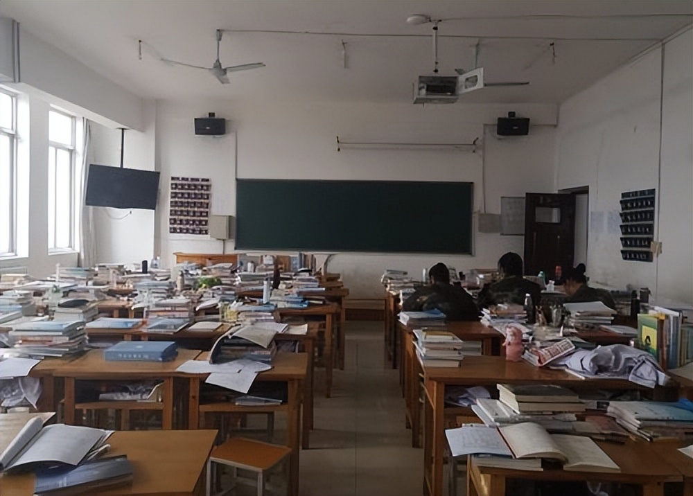 24岁才女白血病去世，北大举校哀悼，撒贝宁致词，破格入葬八宝山