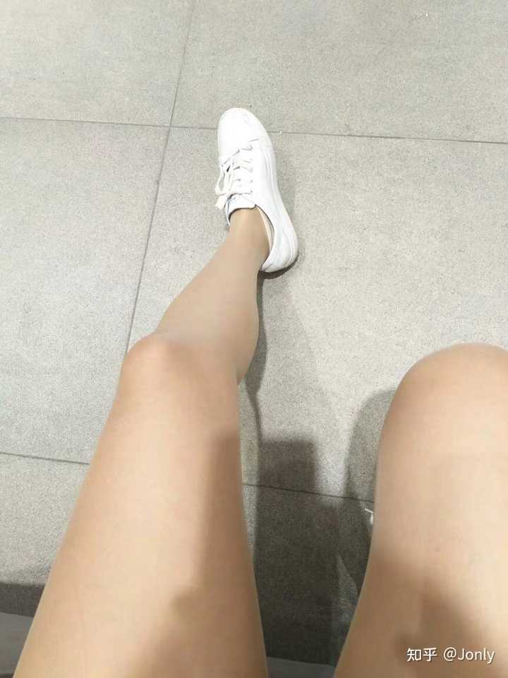 为什么穿棉袜会挤脚,为什么女生穿袜子爱卷袜子