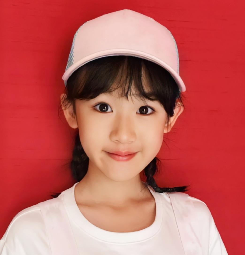 陆毅14岁大女儿获赞最美星二代，才艺令人惊艳，四口人共用一张脸