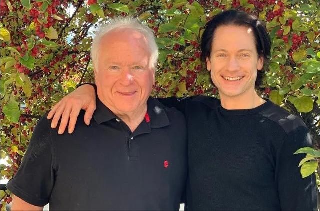 美国富豪父子换血,美国46岁亿万富翁换血