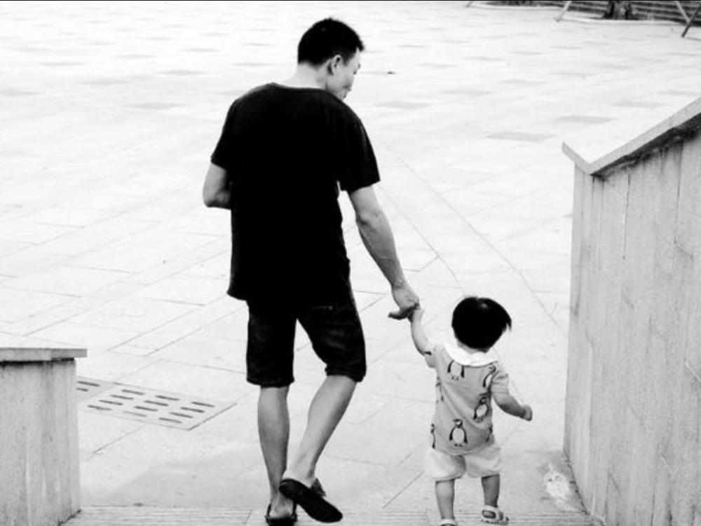 弃婴考上博士亲父母带五十万认亲,湖北夫妻捡到弃婴24年博士归来