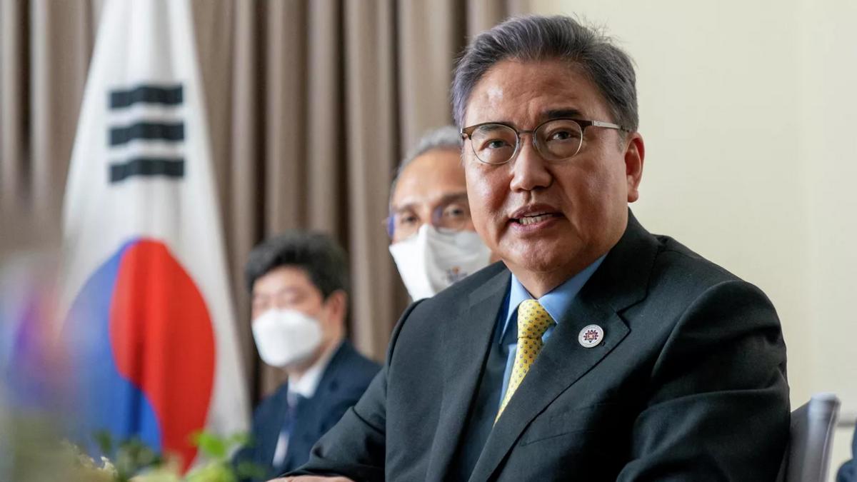 中韩贸易地位逆转，秦刚外长一通电话打到韩国，中方反制也来了