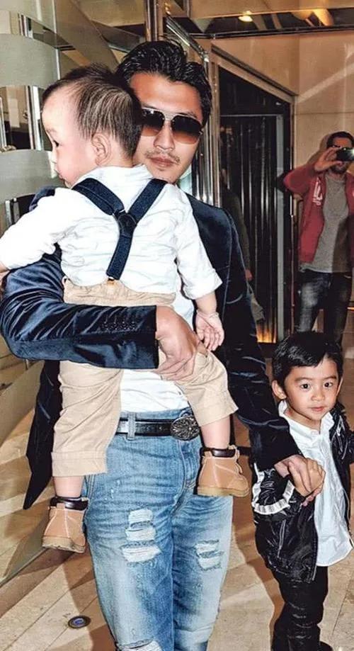 王菲与李嫣秀恩爱,谢霆锋王菲年轻时候机场带窦靖童