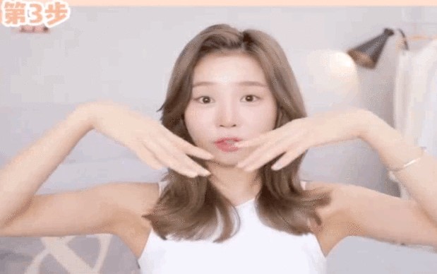 摆脱粗短手指！韩星私下都在练的「漫画手」4动作，让手变直又细