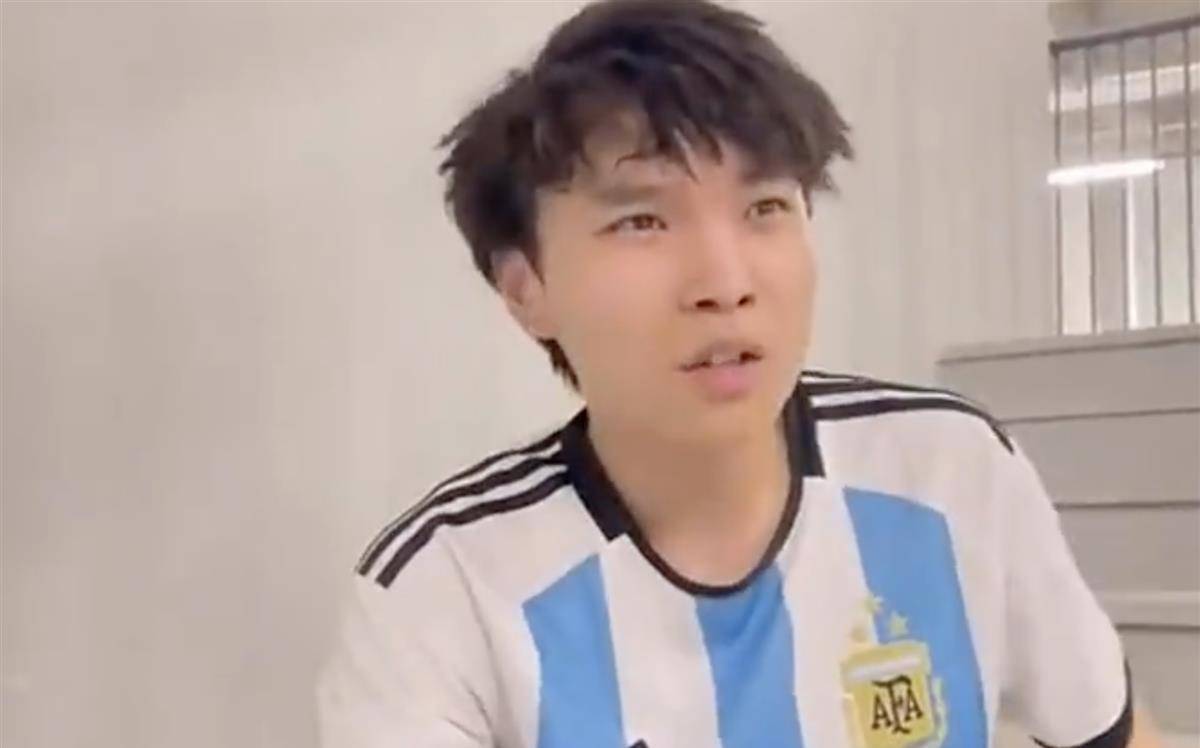 北京球迷欢迎阿根廷,北京球迷冲进球场拥抱梅西视频