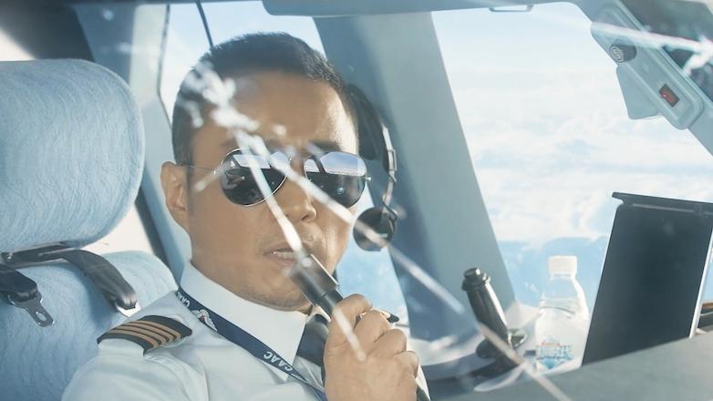 飞机挡风破裂数百人被困万米高空,玻璃破裂飞机迫降视频