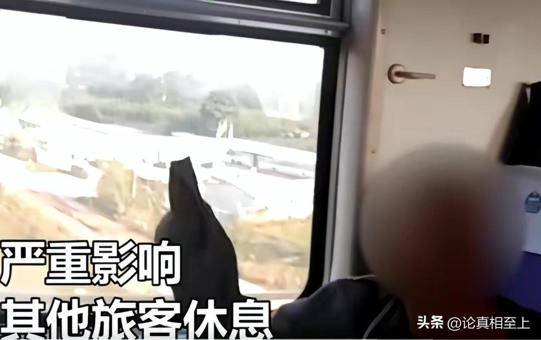 “寡人回来了，还不速来接旨！”男子自称朱元璋转世，大闹列车