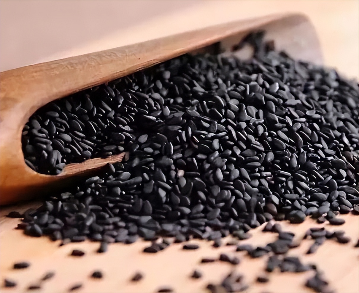 大姨妈量少黑褐色来了十几天,月经量少发黑时间长怎么让它干净