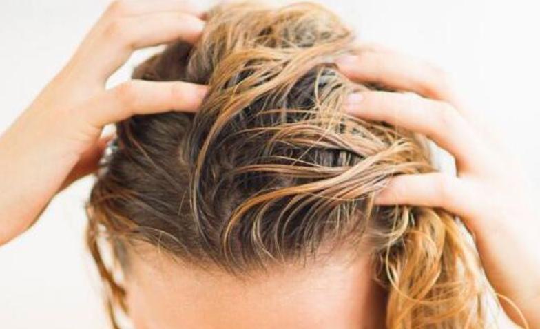 头皮痒抠出白泥是怎么回事,头皮抠出白泥头皮瘙痒如何治疗