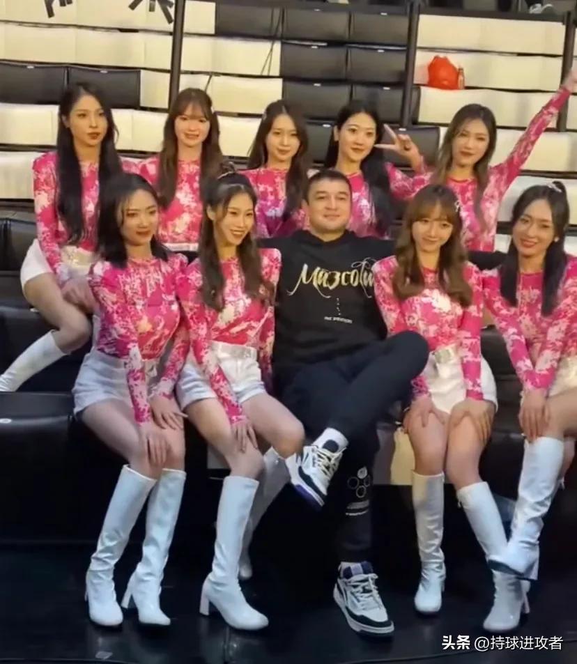 西热力江拉拉队合影,西热力江拉拉队王哲林