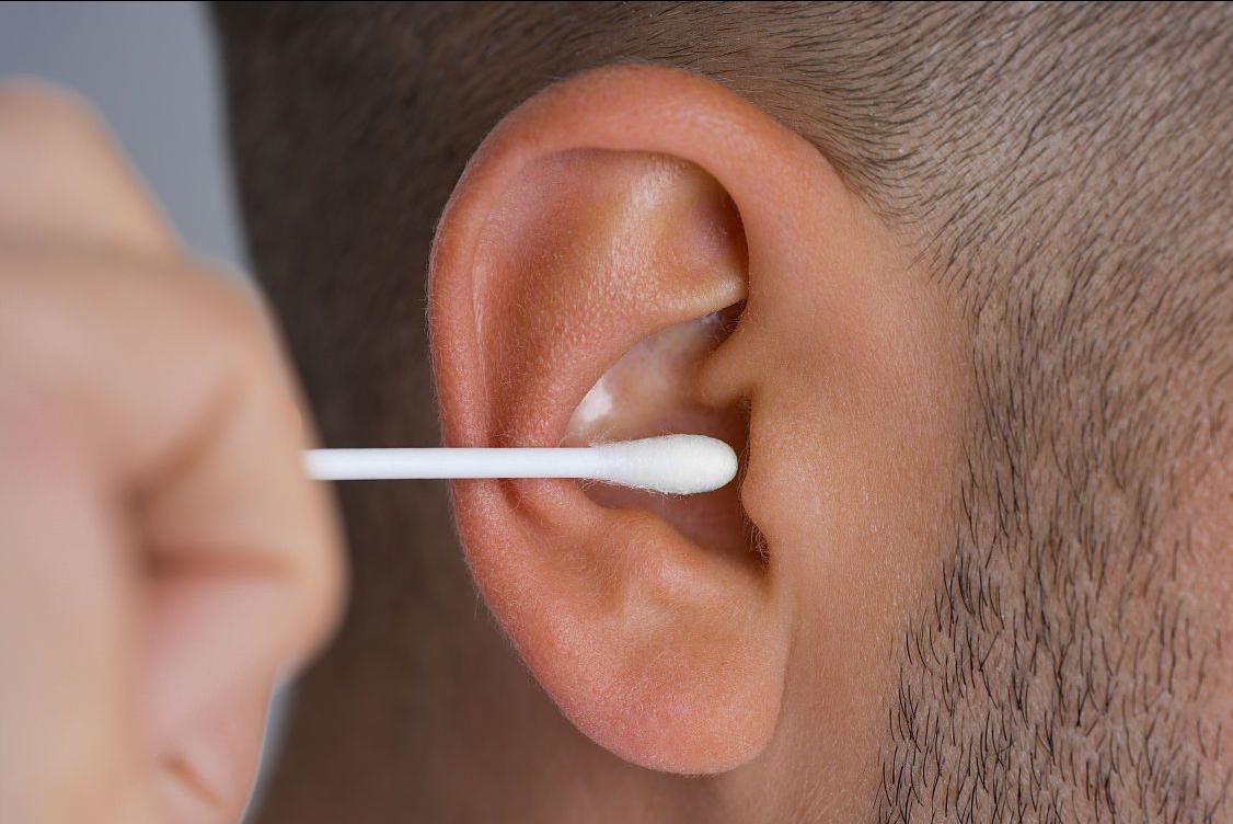 耳朵痒掏出来的东西潮湿有臭味,耳朵里太痒了掏出来臭臭的东西