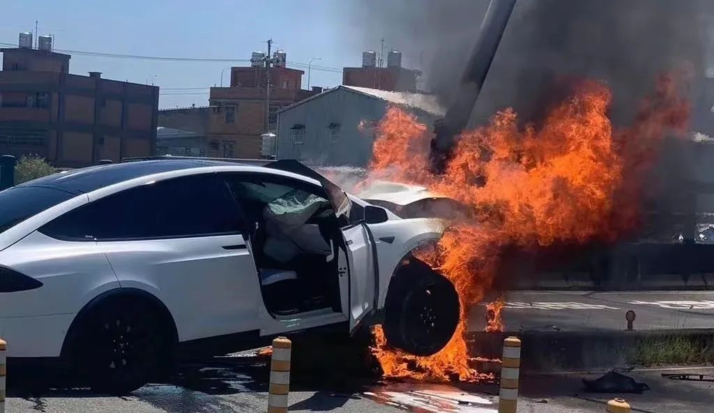 不老男神林志颖出车祸后怎么样,不老男神车祸现场