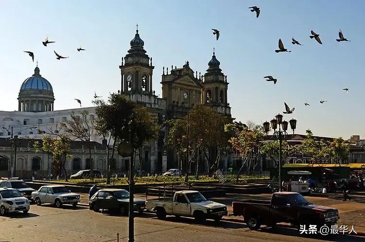 贫困、垃圾成山，这个小国是怎么从上帝之城沦为垃圾之国的？