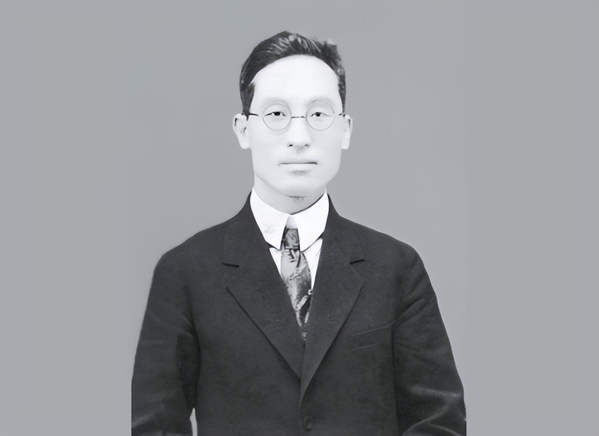 小伙回家发现家里不对劲,小伙不知道自己爸爸是黑社会