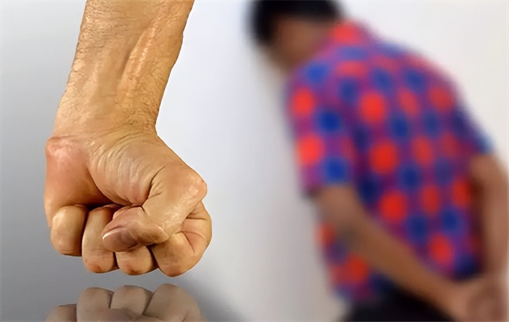 别人来我家闹事让我打了我犯法吗,别人来我家打我要判几年