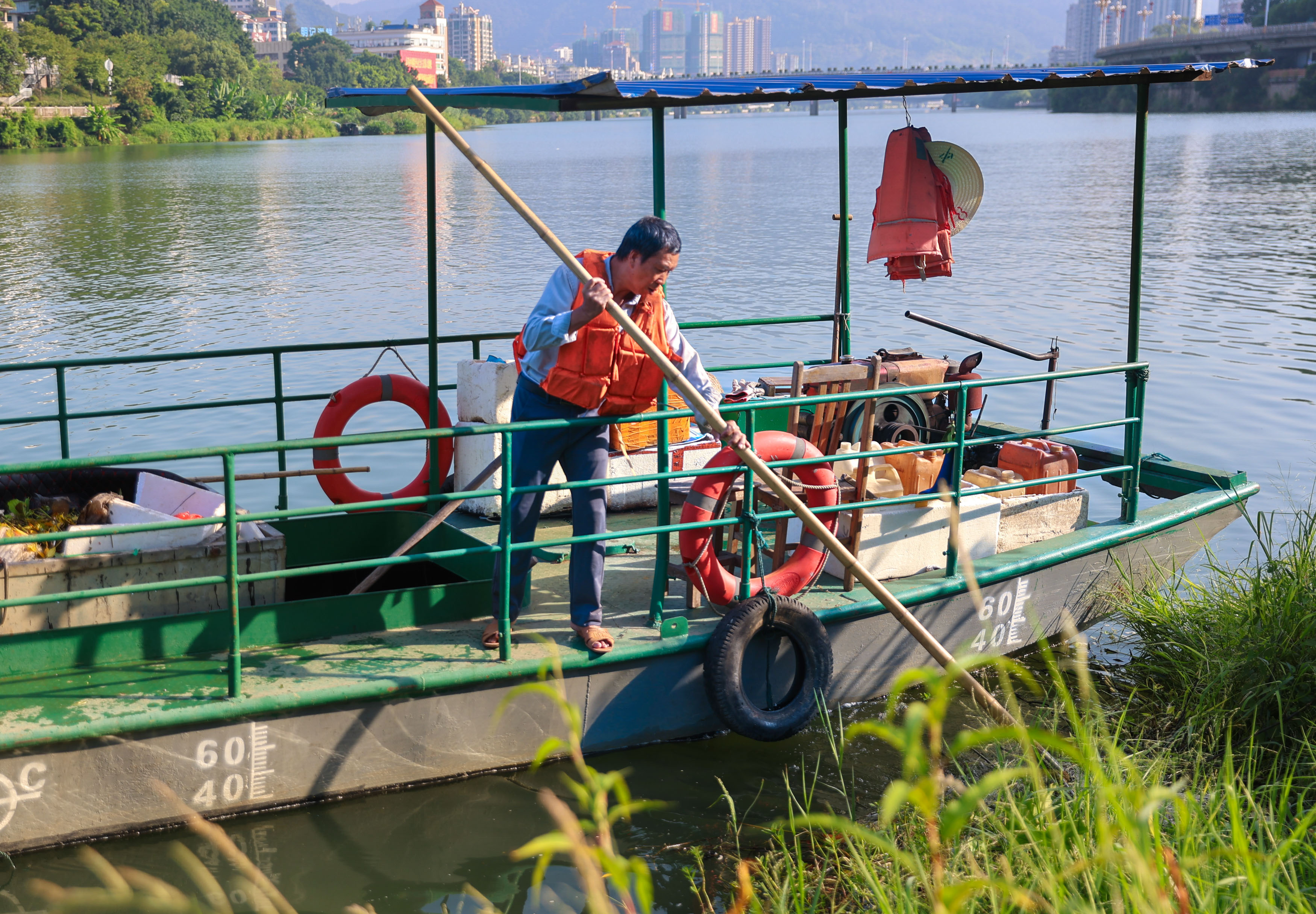 三元：烈日下的沙溪河“清道夫”汗水浸透衣衫，守护“一汪碧水”