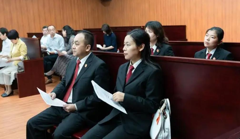 共犯的处罚根据共犯独立性,比较共犯从属理论和共犯独立理论