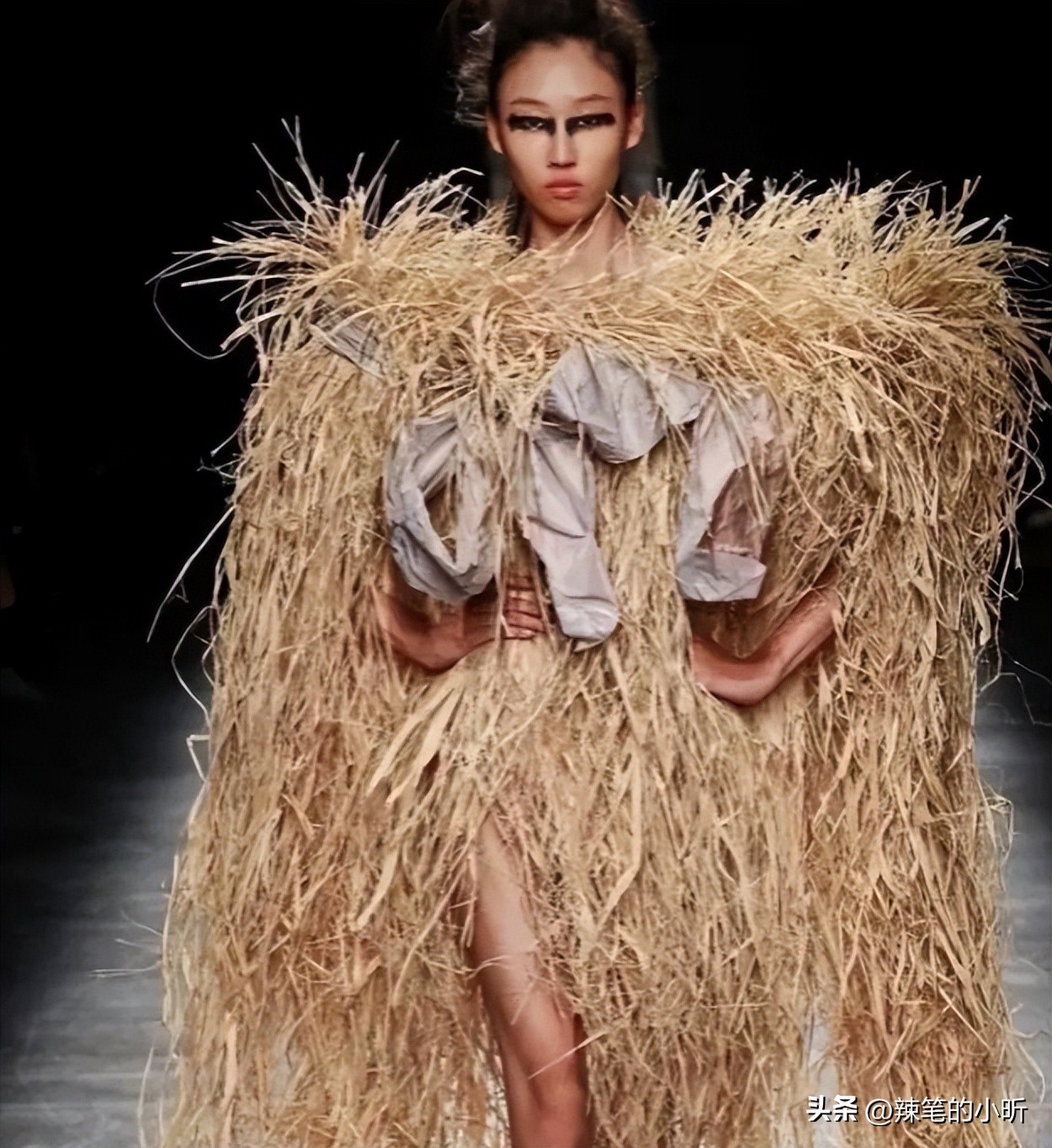 开裆裤,裸胸装,今年高奢大秀一个比一个奇葩,暴露就是时尚?