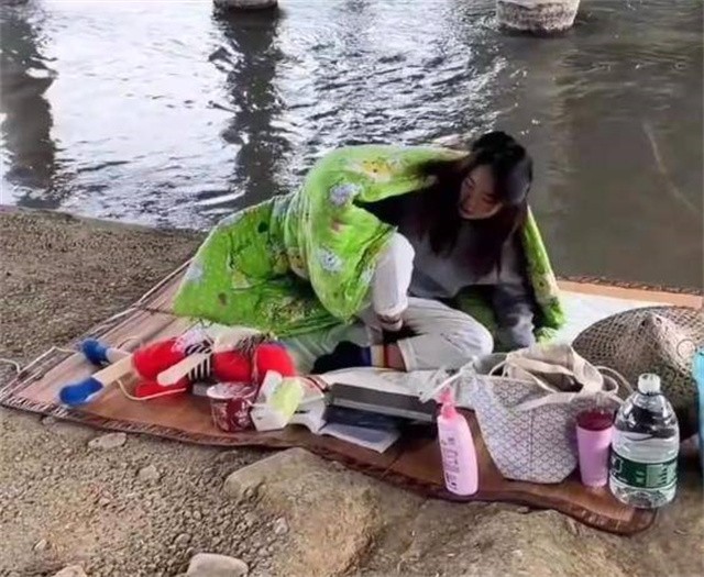 女子创业失败，身无分文的她居住在桥底，不惧严寒，不忘学习