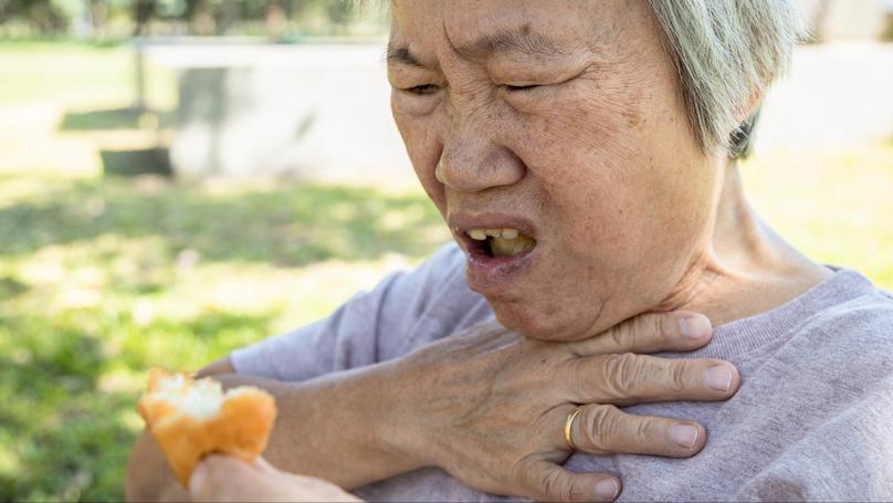 突然鱼刺卡喉，千万别再吞饭、喝醋了！医生教你正确的处理方法