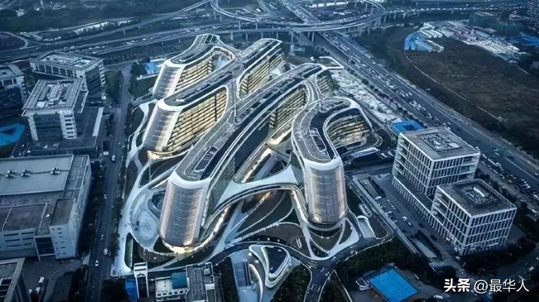 伊拉克“建筑女魔头”：一生未婚，争议无数，却活成了一个传奇