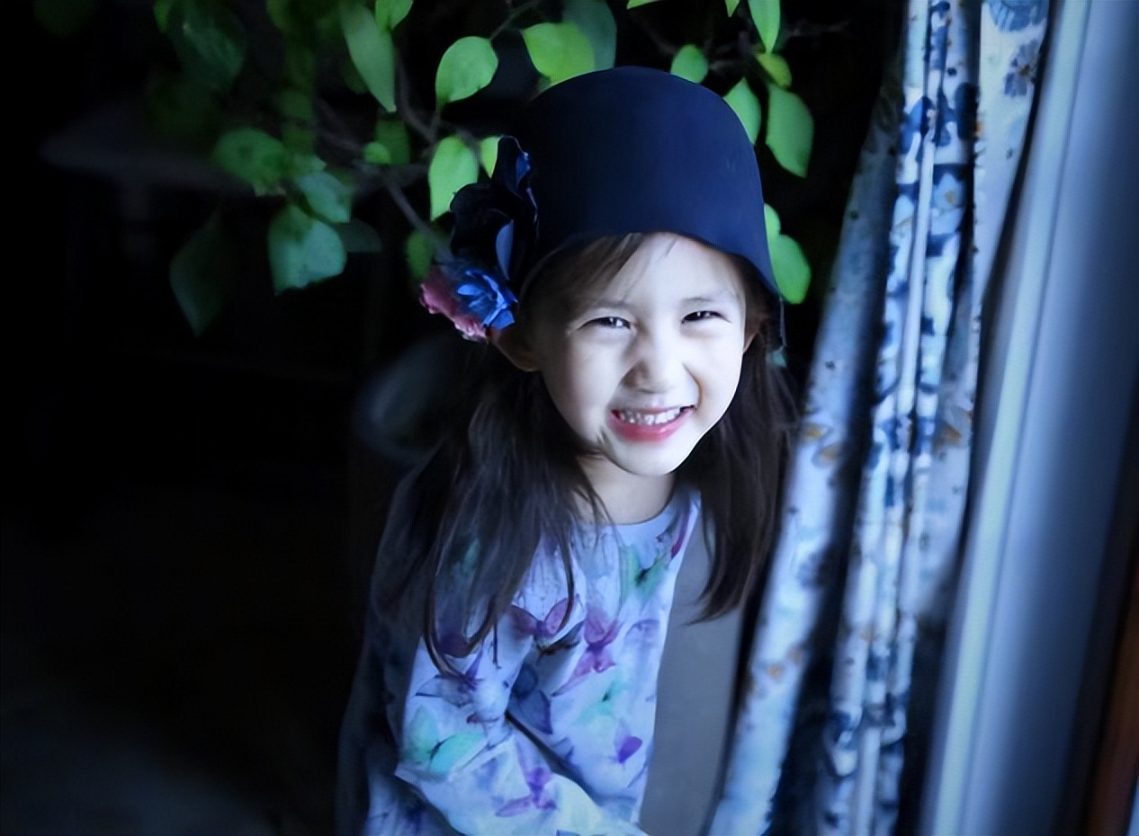 黄磊女儿多多刘海,黄磊小女儿才6岁高贵气质初显