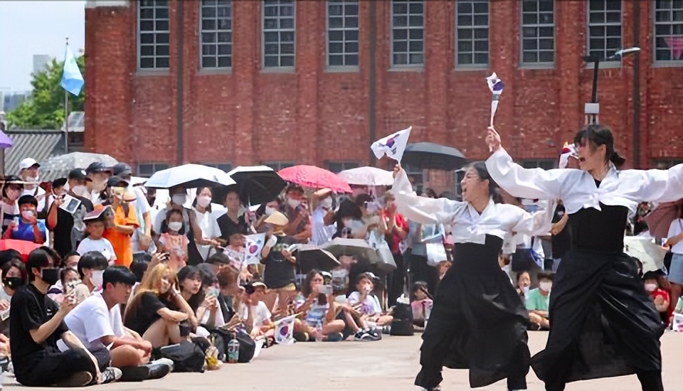 韩国民众当街表演痛打日军,韩民众街头表演痛打日军原视频