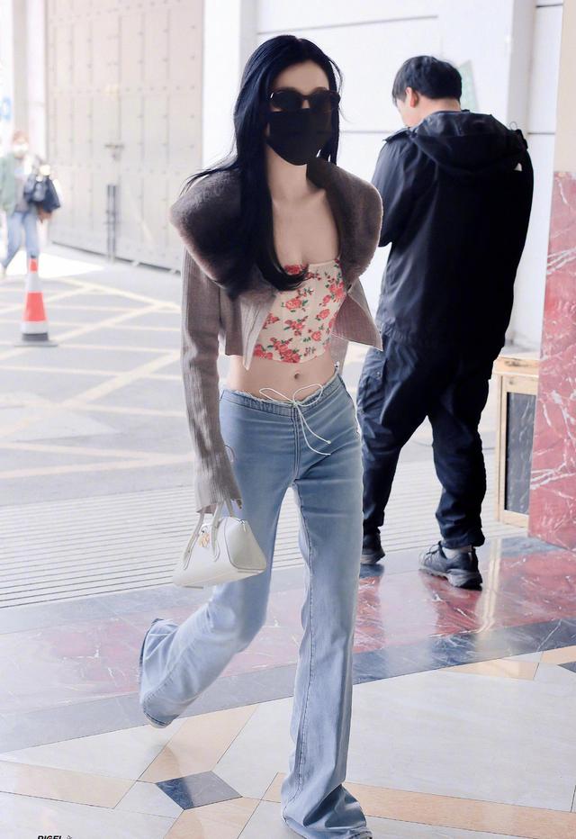 虞书欣腰臀比整过吗,虞书欣vs迪丽热巴腰臀比