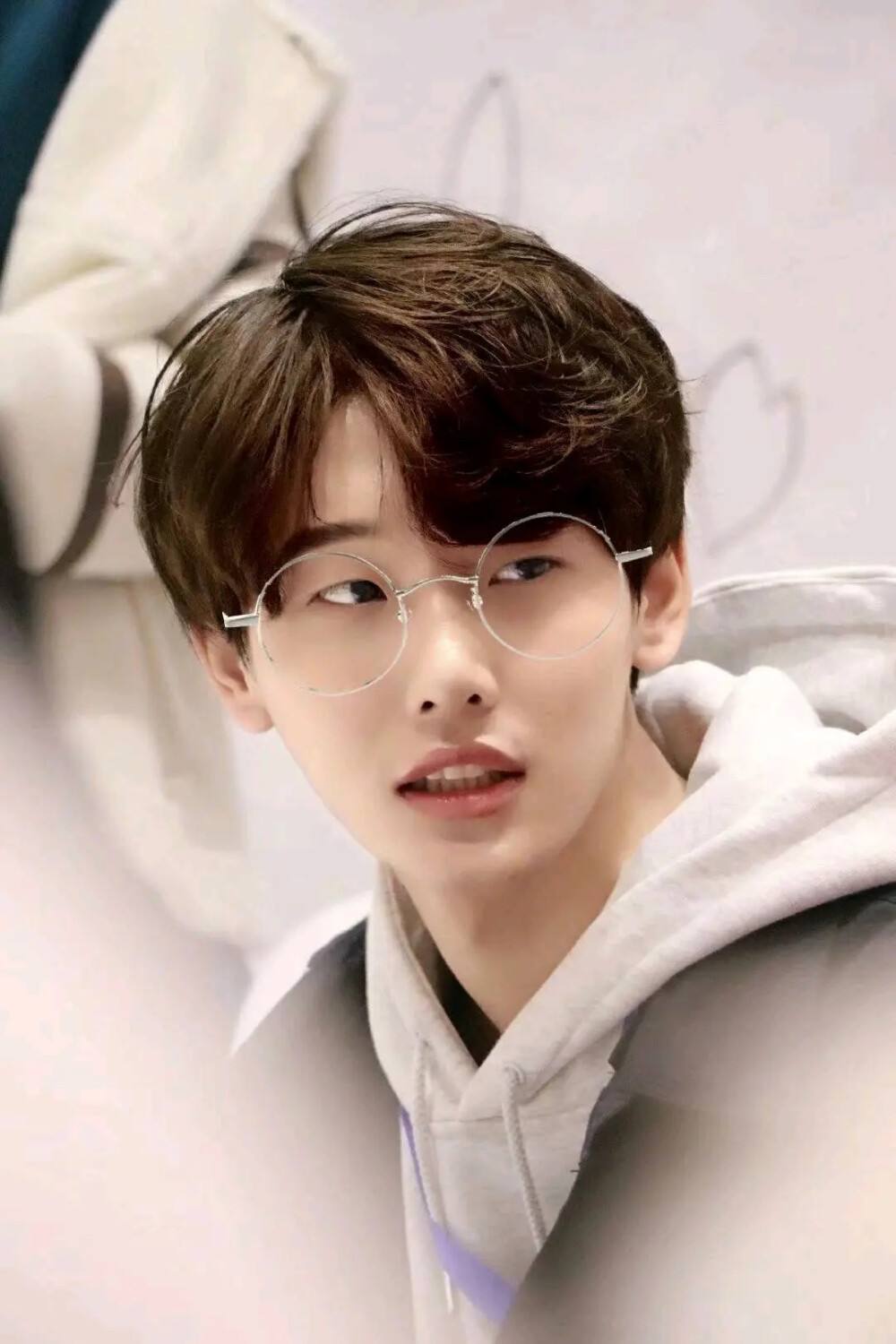 18岁“厂仔们”：月薪3000求帅不求命，娱乐生活懂撩妹找小姐？