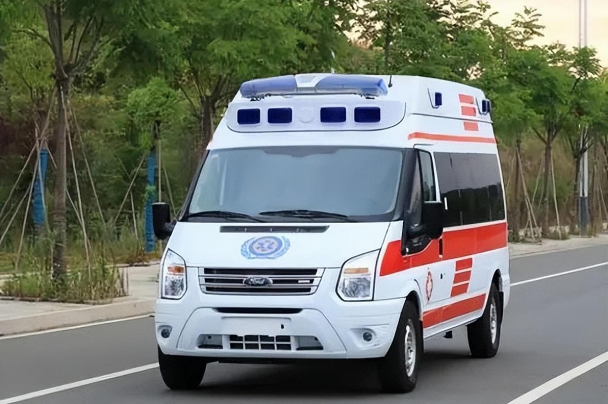 客车司机被铁片击中,公交车司机被铁片击中坚持几秒