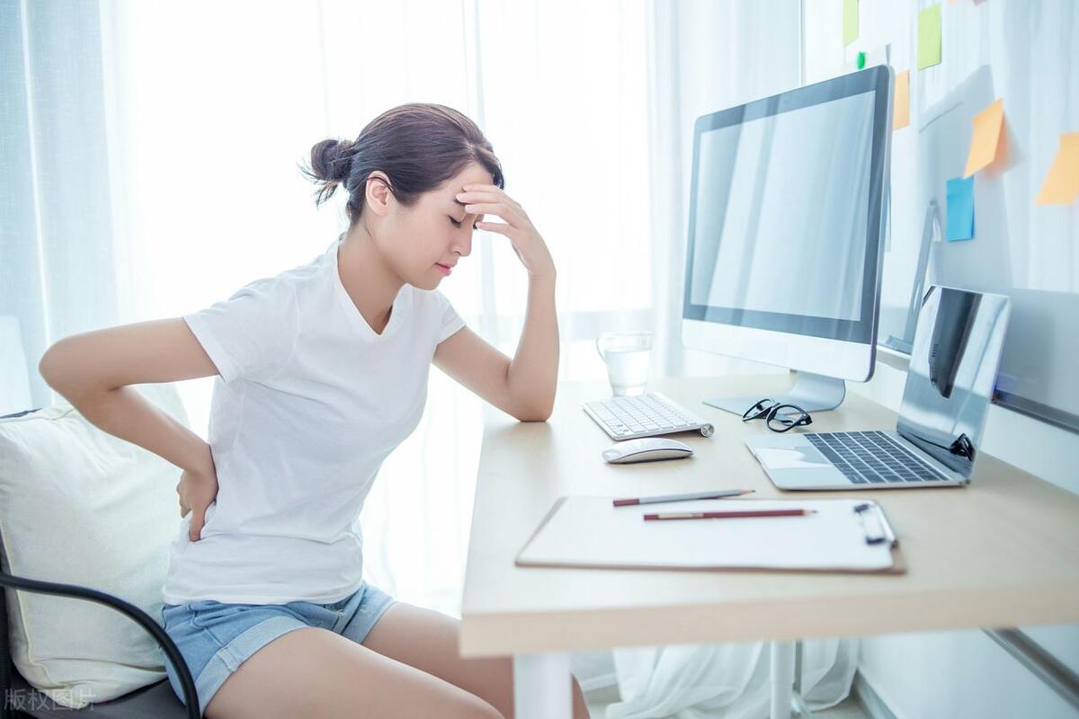 女生经常夹脚尖是好是坏,女生为什么总喜欢夹着脚