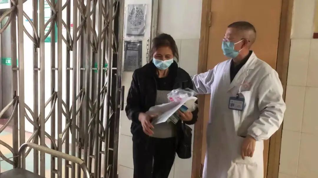 防疫第一线亮丽风景线,医护人员防疫最美背影