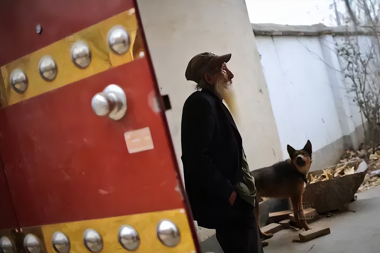 广美裸模爷爷，曾抗美援朝，拾过荒，中过毒，有90后女友