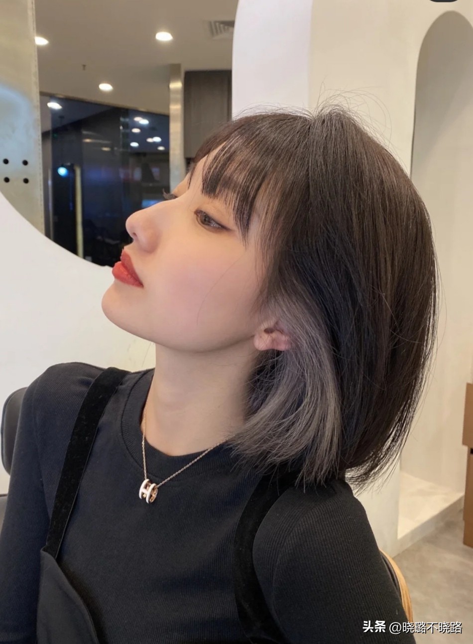 头发不要留黑长直也别留超短发,超短发不显老的烫发