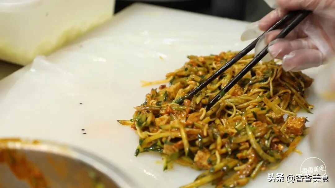 一款一年四季都可以煎烤炸的小吃,藏在小巷子里的人气小吃