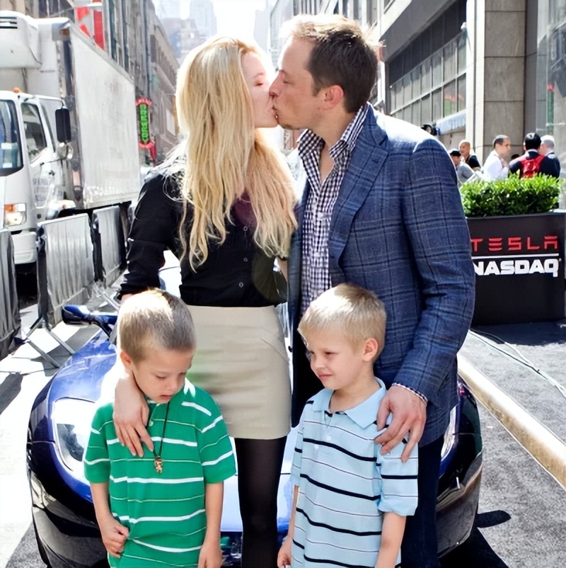 两次甩掉马斯克，绝美女星和英国最帅童星官宣！甜到像拍偶像剧